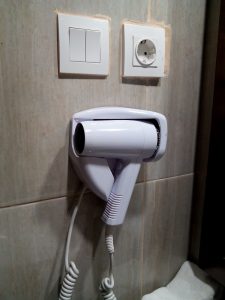 Hair dryer di kamar mandi hotel